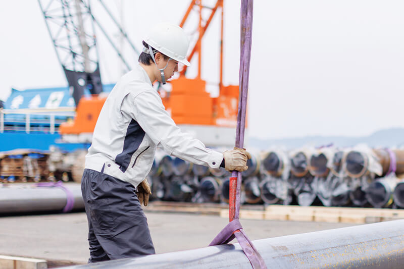 荷物を玉掛けする社員