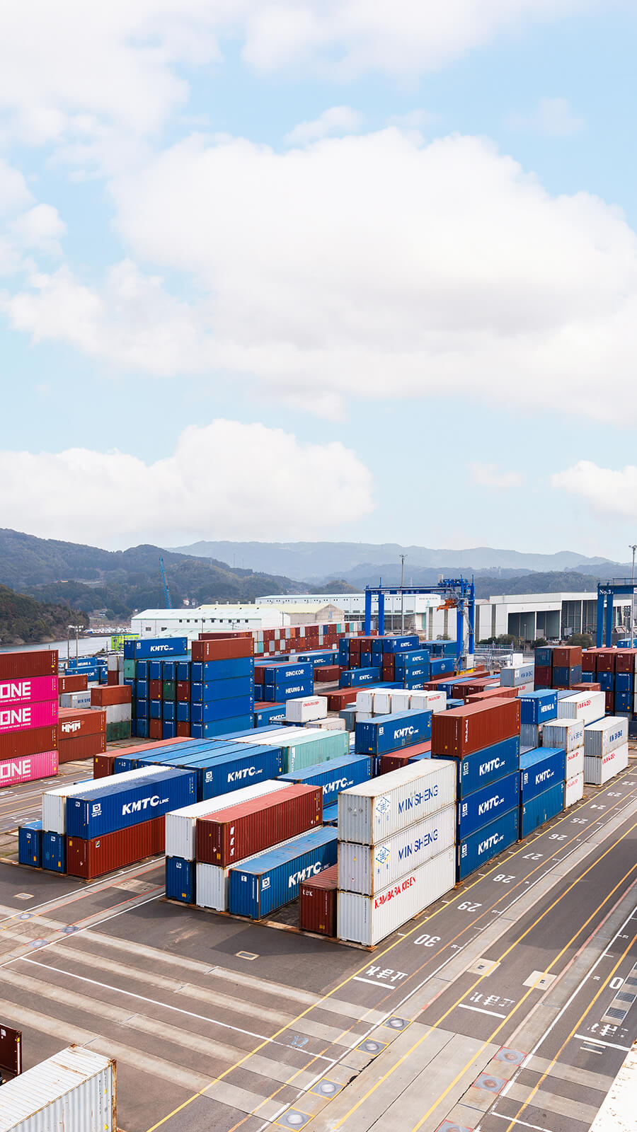 港内のコンテナ群