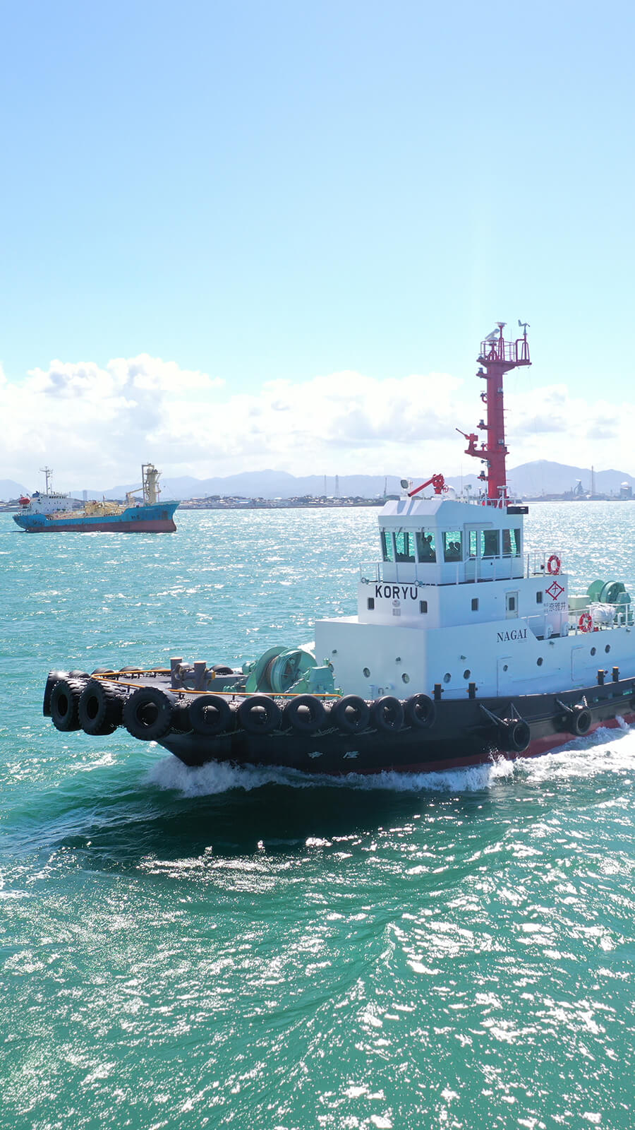 沖に出るタグボート