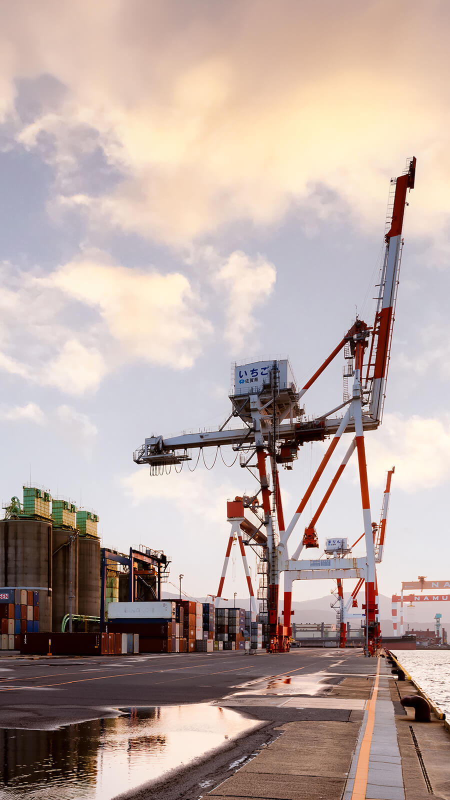 港内のガントリクレーン