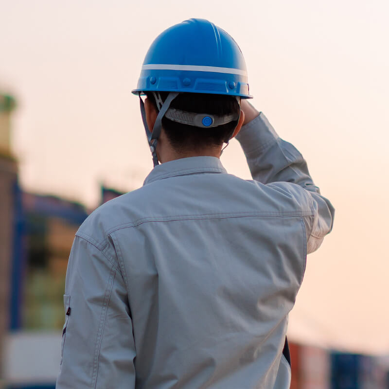 夕暮れの社員の後ろ姿