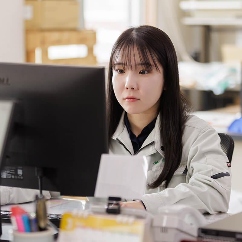 社員のパソコン作業