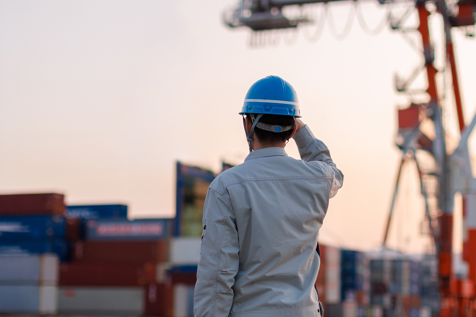 夕暮れの社員の後ろ姿