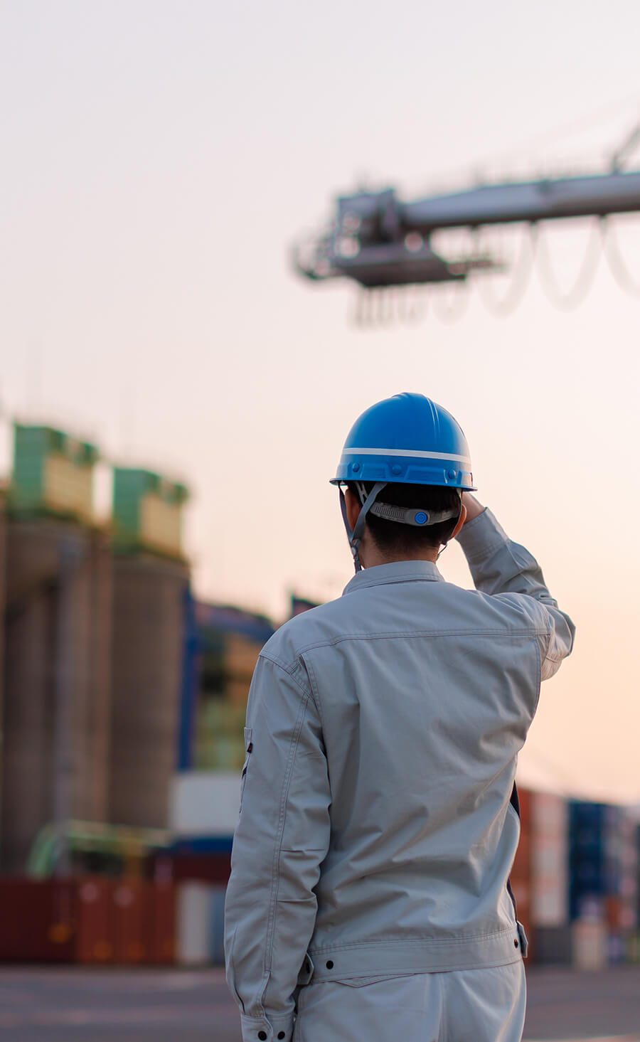 夕暮れの社員の後ろ姿